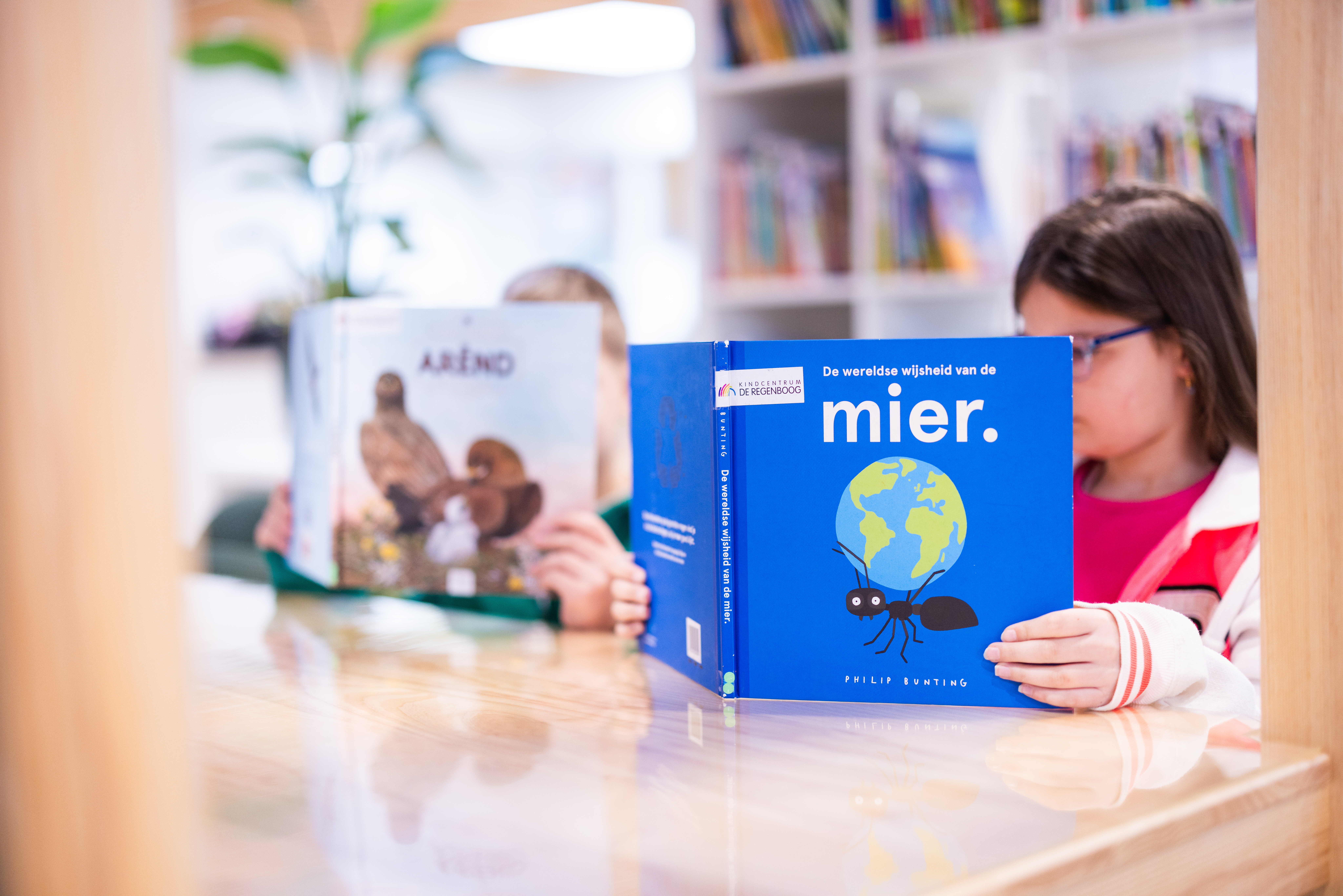 leerlingen van Kindcentrum De Regenboog werken zelfstandig in de moderne hal
